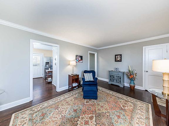 5th image of 216 E Meadow Cir
