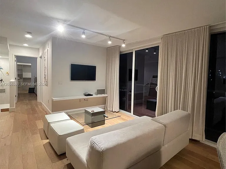 601 NE 27th St #201 — Photo 2