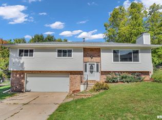 1816 Winding Hill Rd, Davenport, IA 52807
