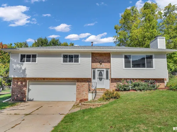 1816 Winding Hill Rd, Davenport, IA 52807
