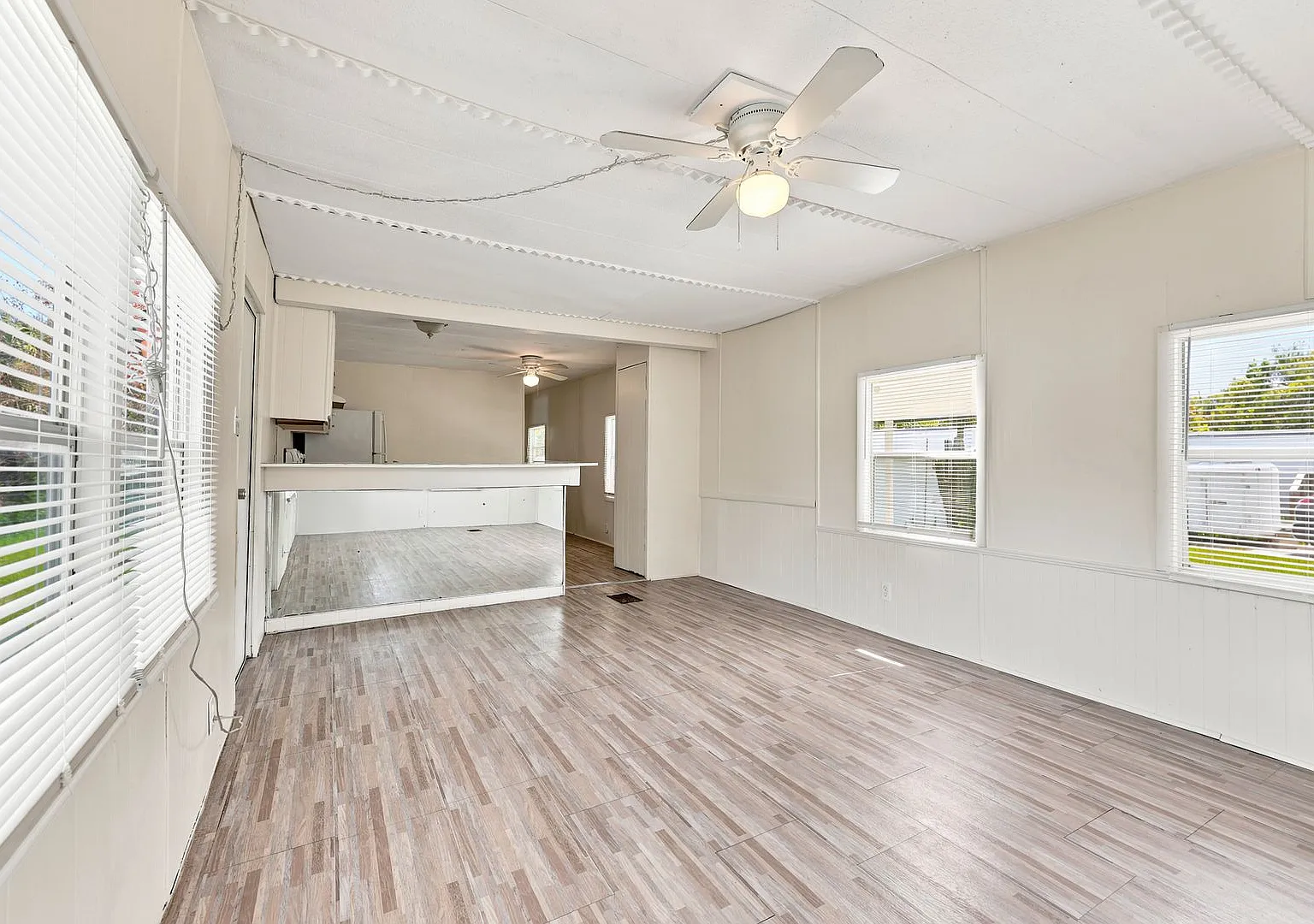 Updated 2 bedroom Home with Modern Finishes Available for Immediate Move-In! — Photo 4