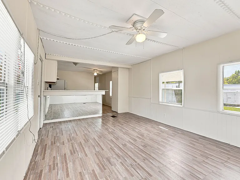 7205 Commons Blvd — Photo 4