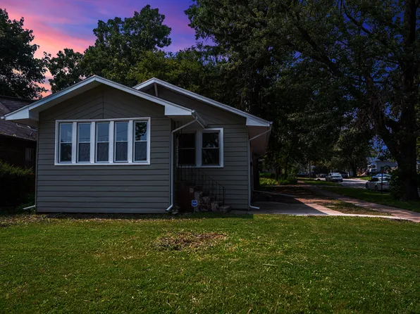 12202 Longwood Dr, Blue Island, IL 60406