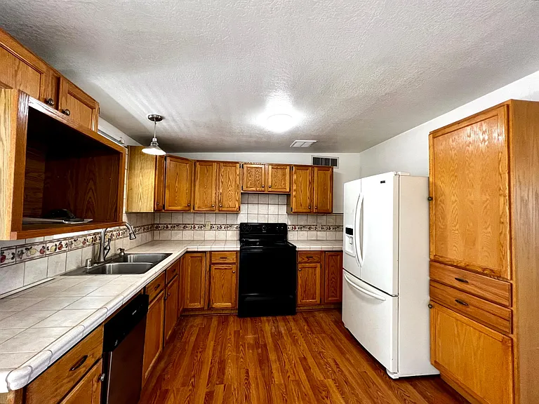 8024 E Victoria Dr — Photo 12