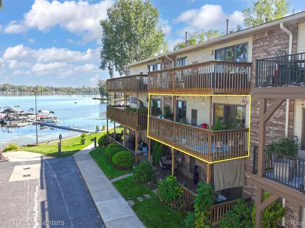 895 S Pontiac Trl #C203, Walled Lake, MI 48390