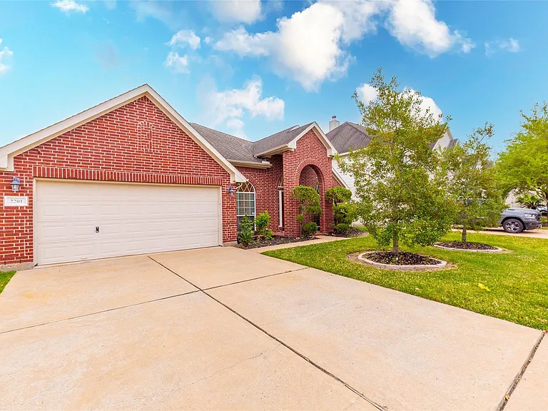 2201 Signal Hill Dr — Photo 2