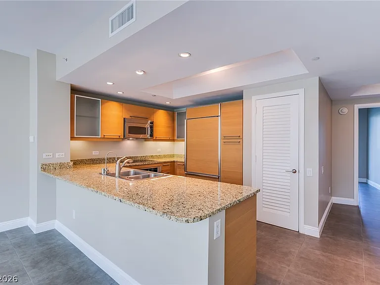 222 Karen Ave #201 — Photo 8