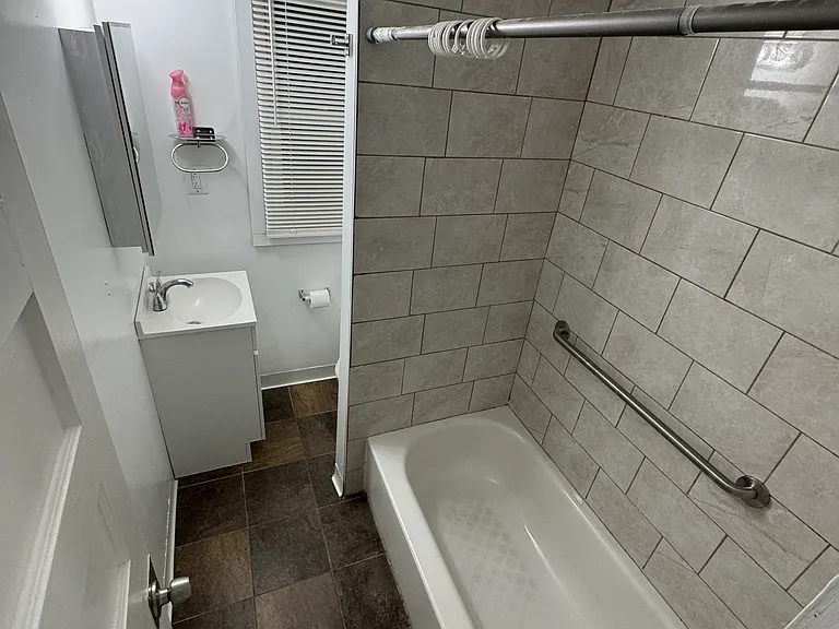 Bathroom1/Shower