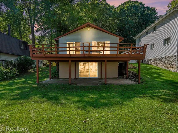 5267 Redding Dr, Pinckney, MI 48169