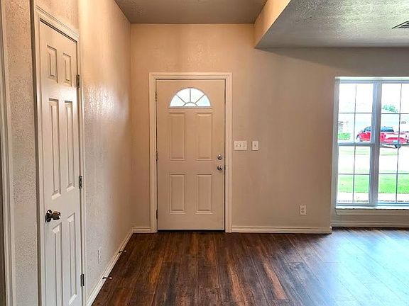 3rd image of 12108 Camelot Pl