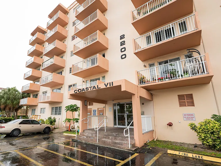 2200 E Hallandale Beach Blvd #202 — Photo 2