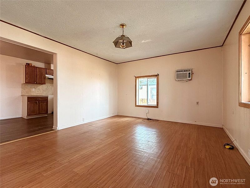 4th image of 213 Bridge Street S