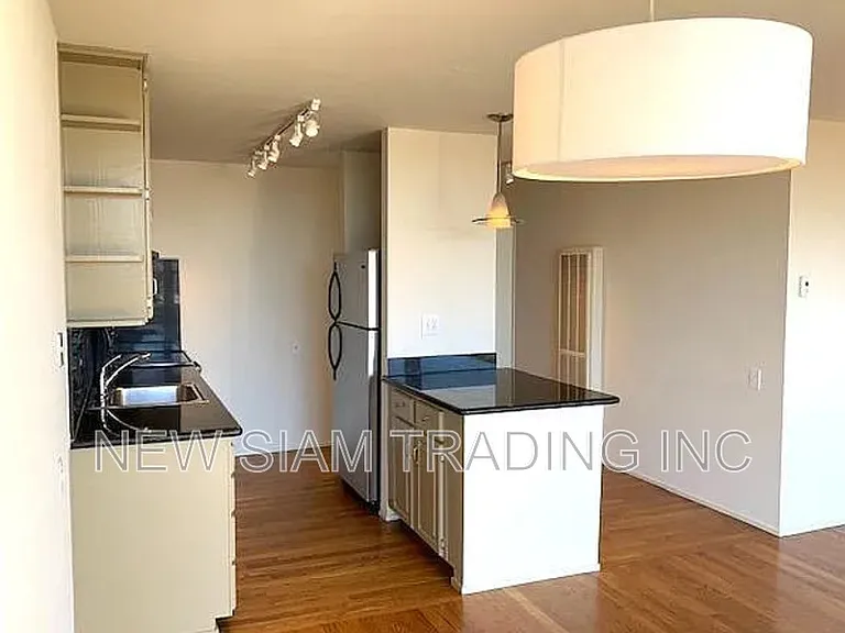1040 Dolores St — Photo 9