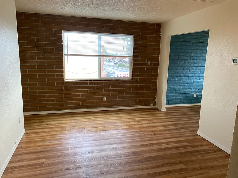 923 N Swan Rd #201 — Photo 3