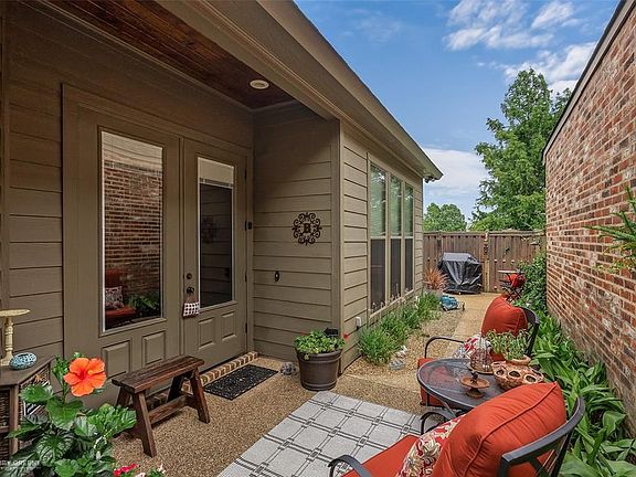 5th image of 125 Arbor Pl