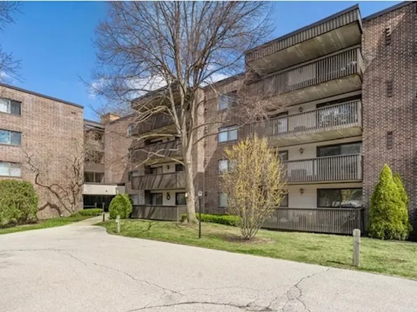 917 Vose Dr APT 211, Gurnee, IL 60031