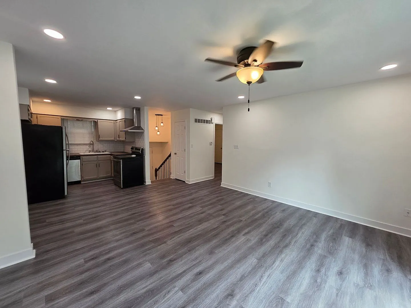 Split-Level 3 Bedroom Duplex with Garage — Photo 3
