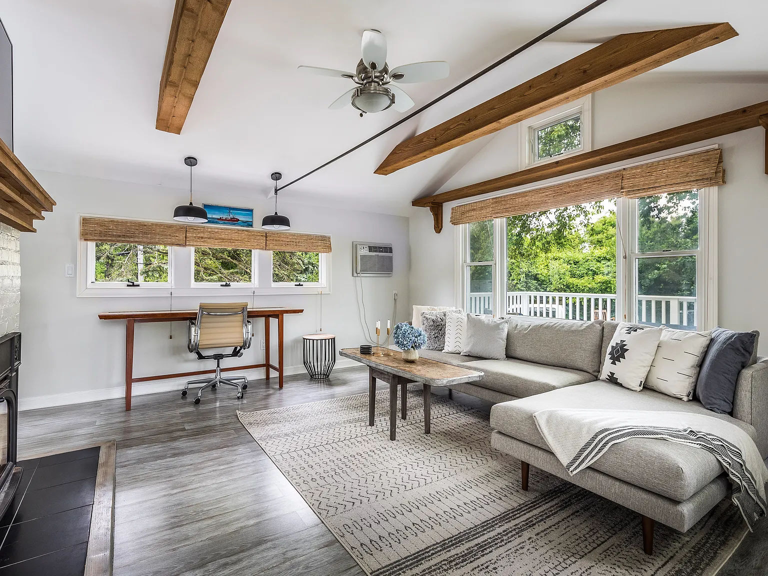 Charming Summer Retreat on a Private Road Pool, Prime Location — Photo 4