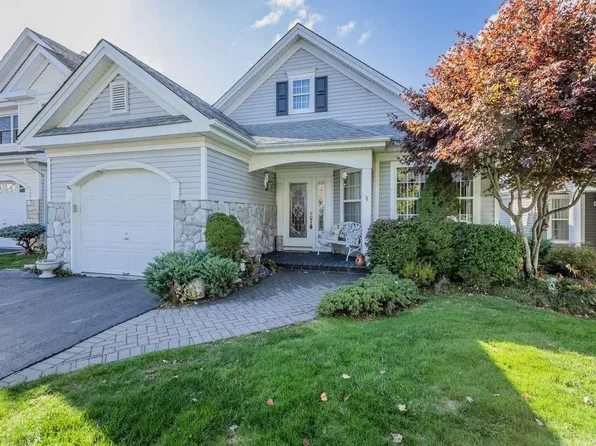5 Ethan Circle #5, Middle Island, NY 11953