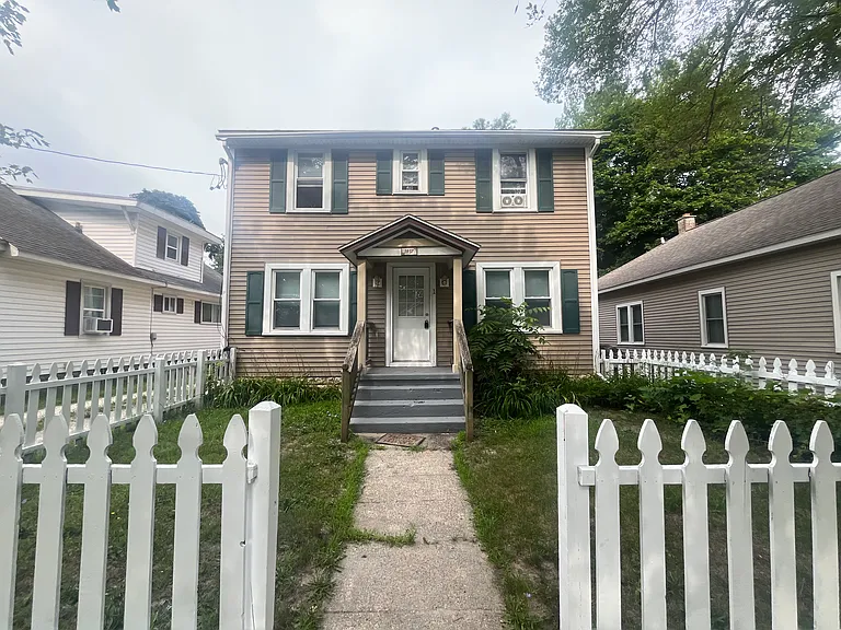 2 bed, 1.0 bath, 1000 sqft, $1,200 — Photo 1