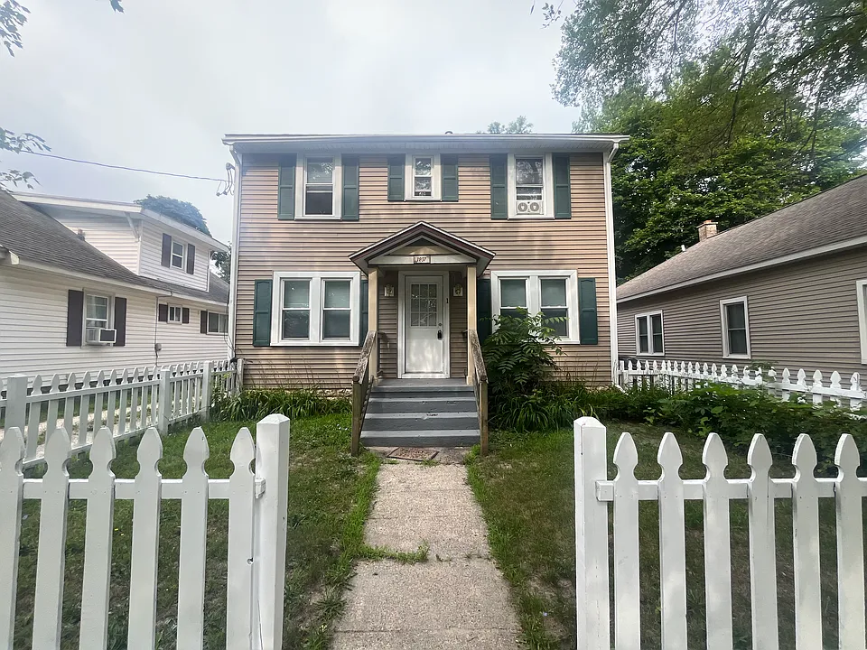 2 bed, 1.0 bath, 1000 sqft, $1,200