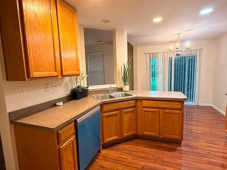 565 Conservatory Ln — Photo 3
