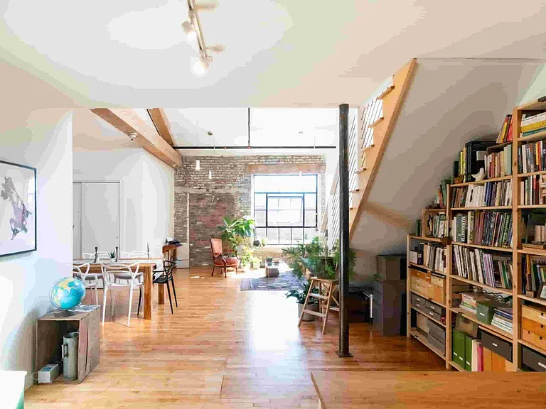 109 S William St — Photo 16