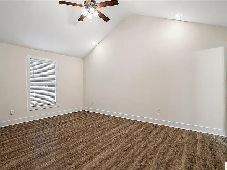 452 Glenview Dr — Photo 13