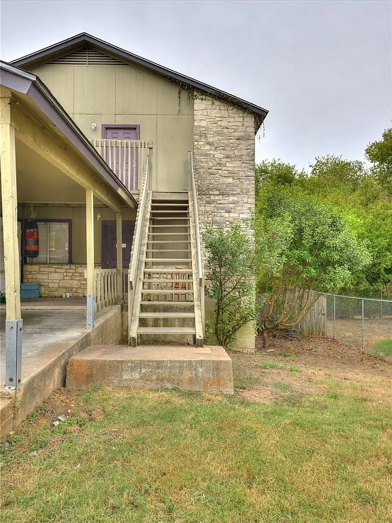 2 bed, 1.0 bath, 832 sqft, $1,345 — Photo 2