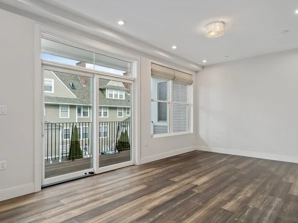 429 Cherry St #7, Newton, MA 02465