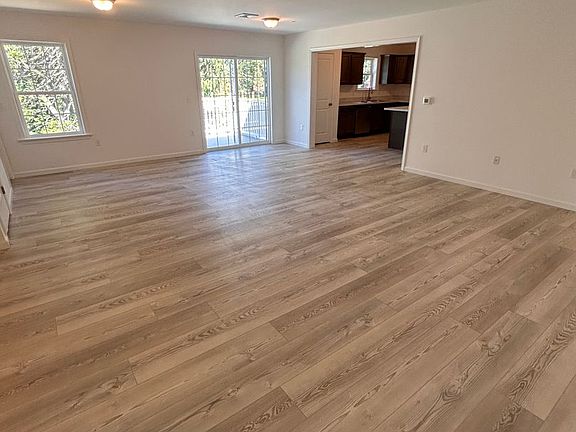 4th image of 558 Longfellow Dr #2