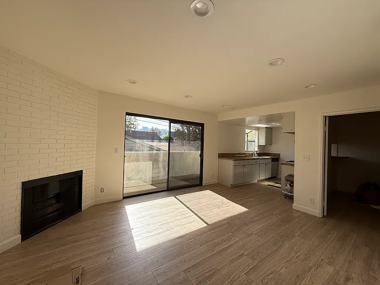 10330 Riverside Dr #B — Photo 1