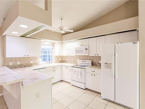 3rd image of 4622 SW 23rd Ave
