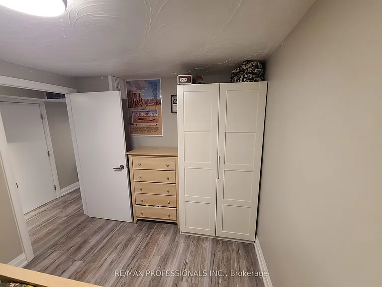 1176 Alexandra Ave #BASEMENT — Photo 11