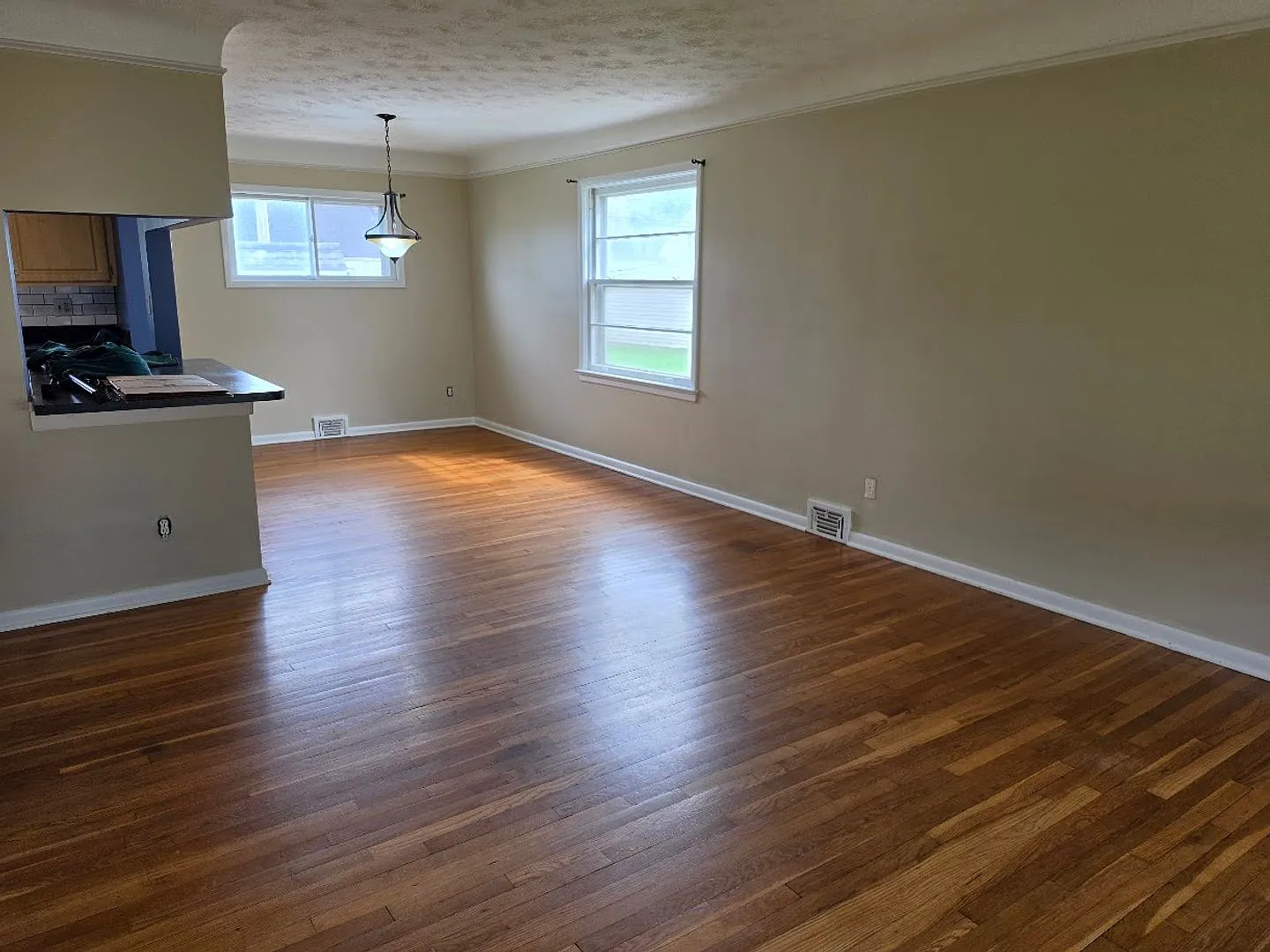 3 Bed Ranch in Mayfield Heights — Photo 3