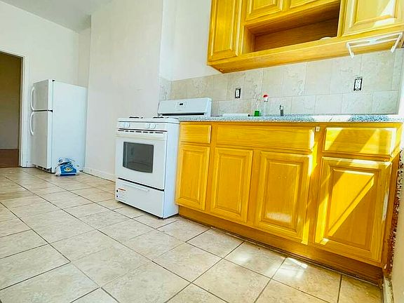 3rd image of 262 Irving Ave APT 3L