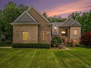 3544 Woodridge Dr, Howell, MI 48843