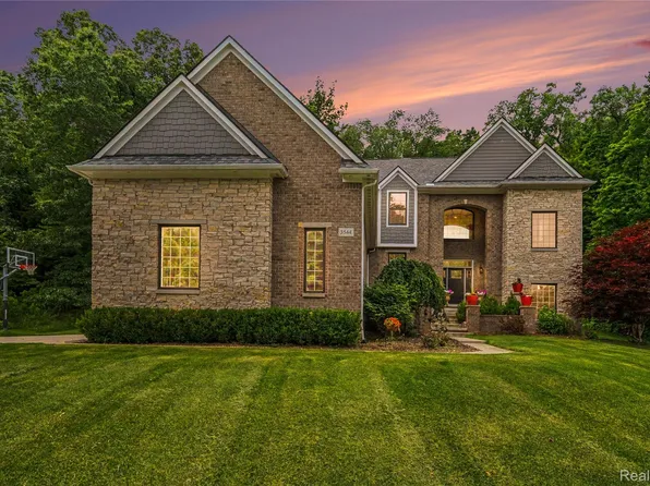 3544 Woodridge Dr, Howell, MI 48843