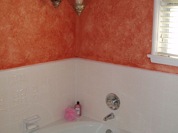 Huge Tub in master/Spanish tile on floor