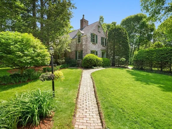 110 Ruggles Ln, Milton, MA 02186