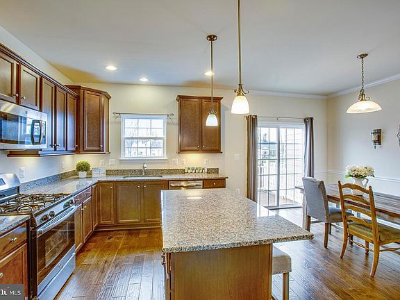 Deep sink under cabinet lighting, oversized island