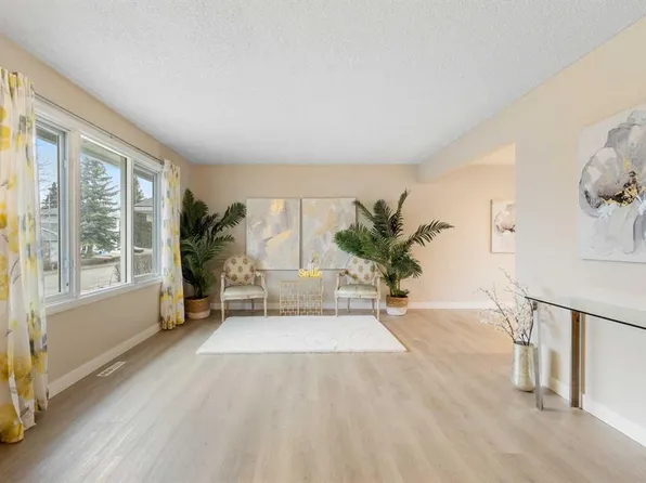 4823 E Vanguard Rd NW, Calgary, AB T3A 0R5