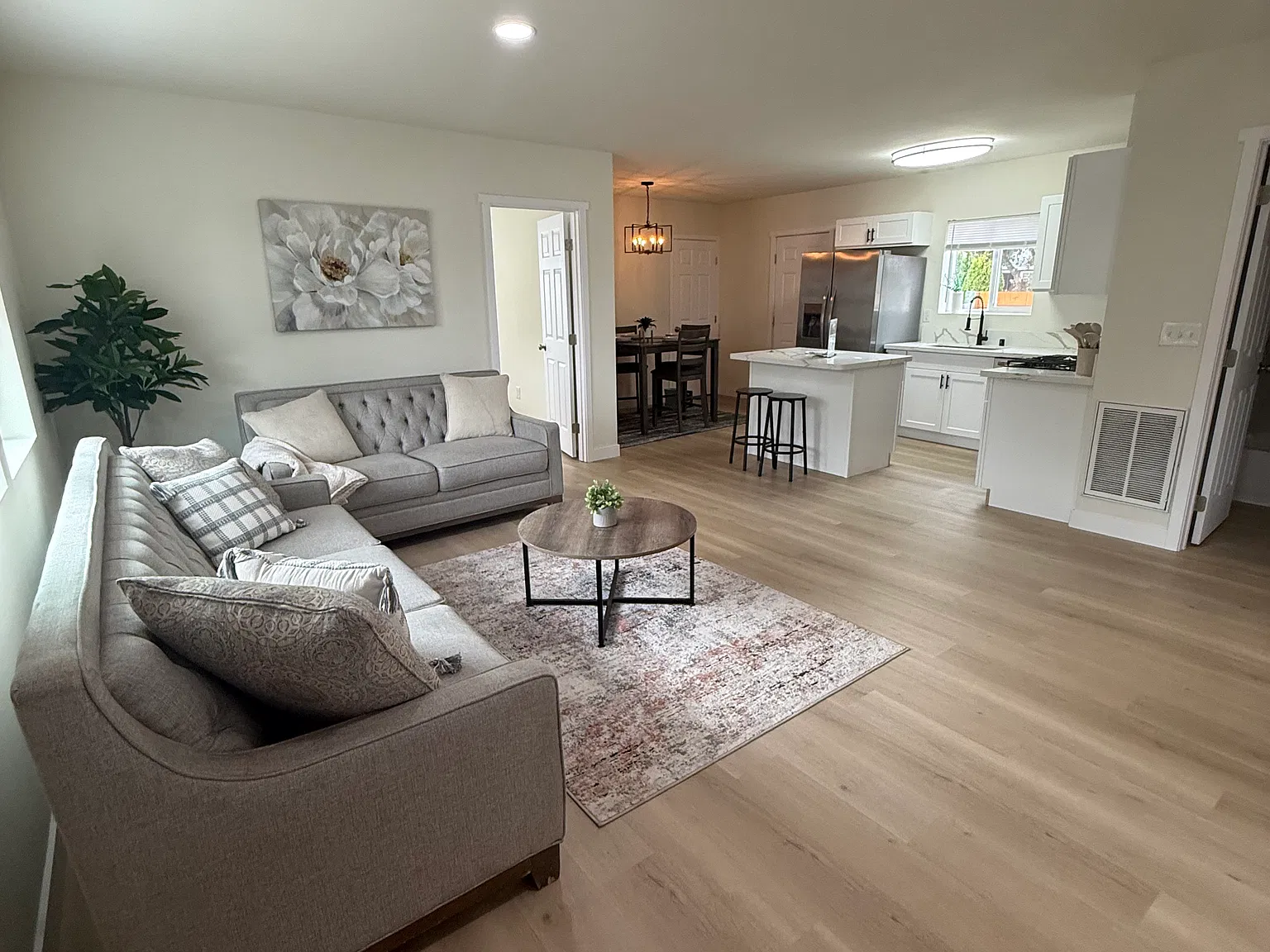 3 bed, 1010 sqft, $3,150 — Photo 2