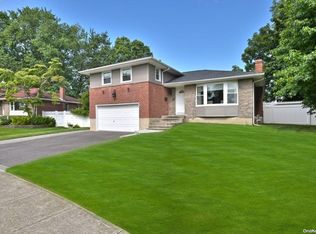 7 Felice Ln, Plainview, NY 11803