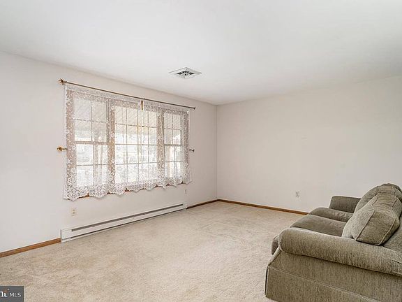 3rd image of 268 Kempton Ave