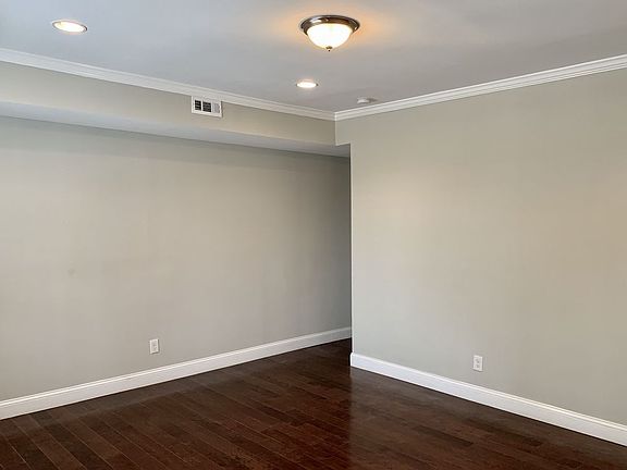 4th image of 214 W 15th St