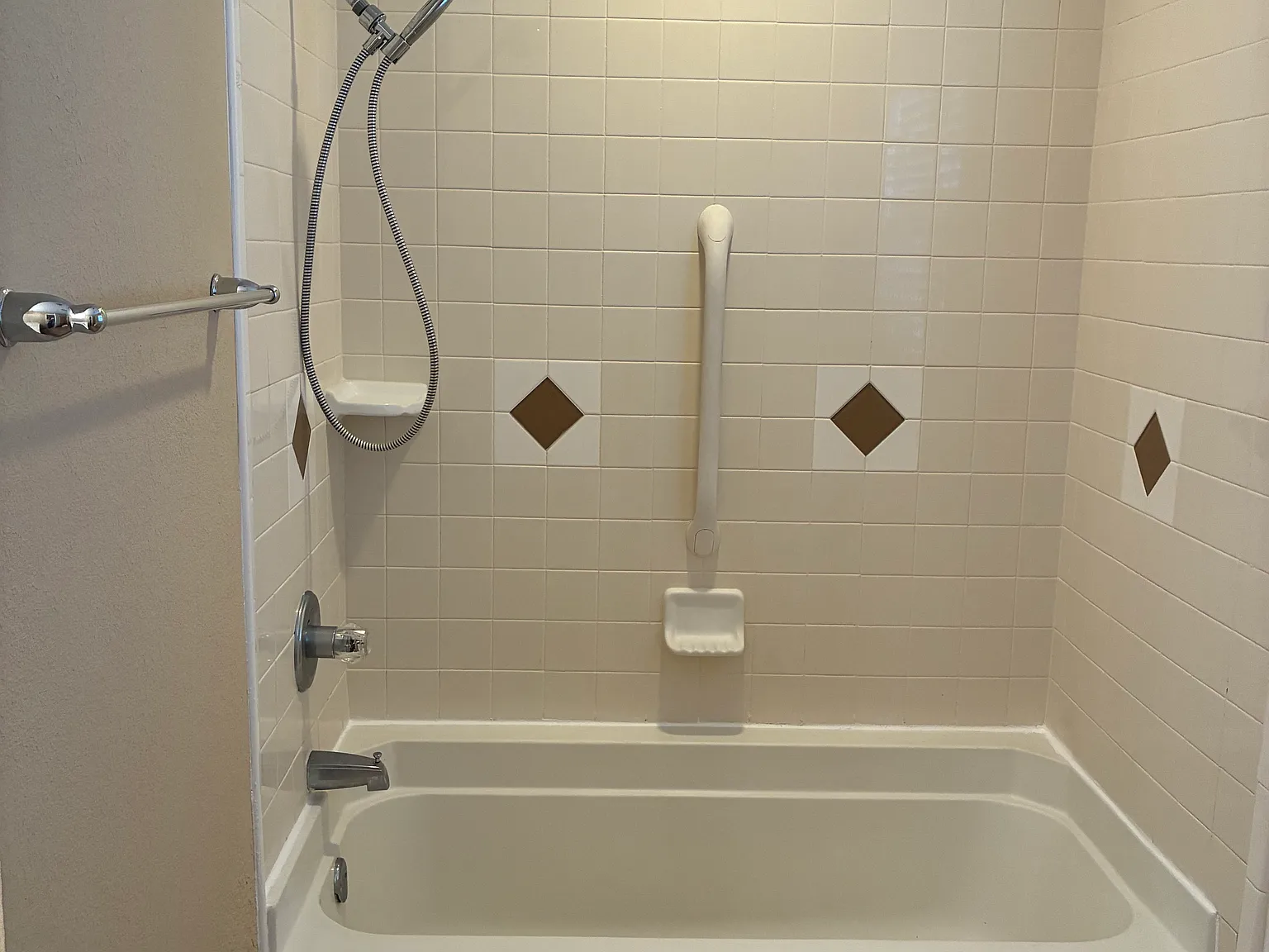 3 bed, 1758 sqft, $1,690 — Photo 2