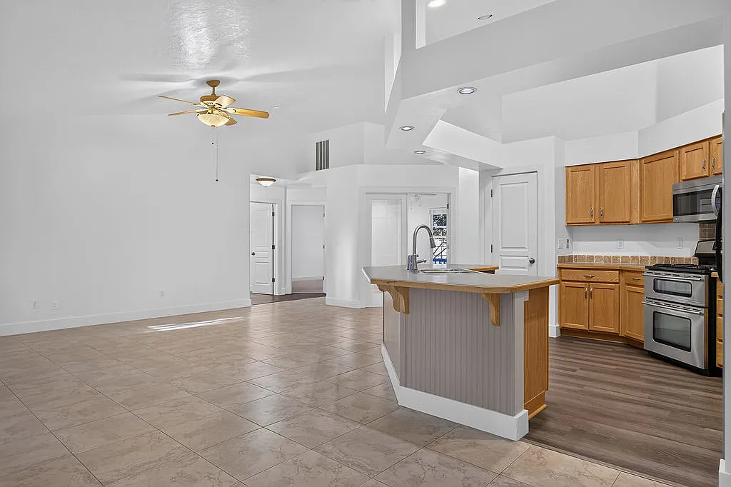 3 bed, 1571 sqft, $2,200 — Photo 3