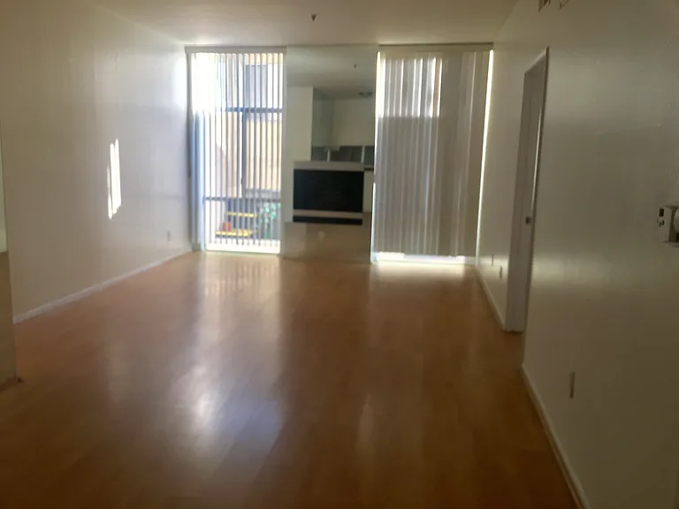 125.5 N Doheny Dr #302 — Photo 3