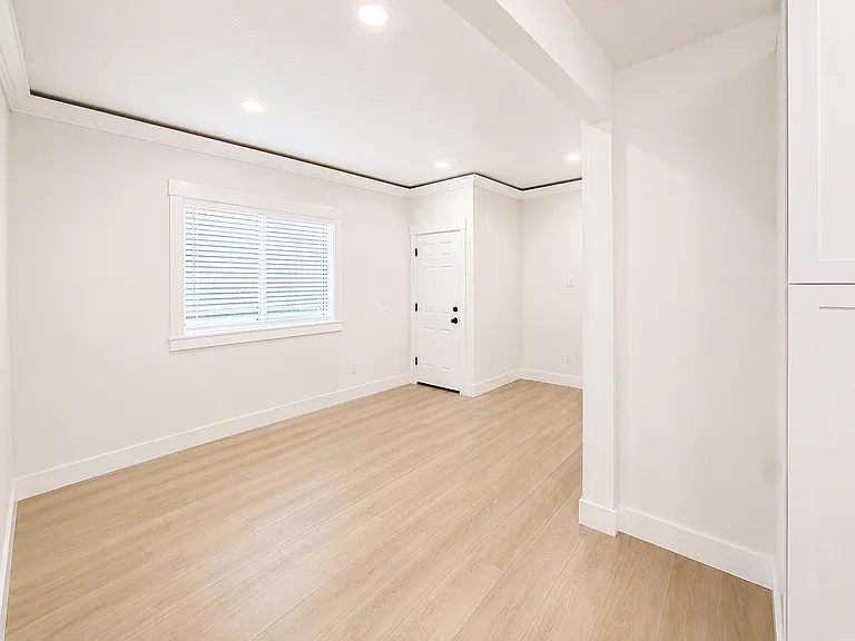 5910 NE 60th Ave — Photo 15